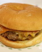 Чизбургеры с говядиной, беконом и сыром