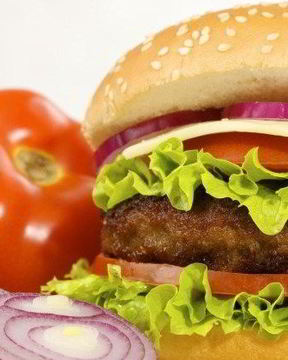 Домашние чизбургер с овощами
