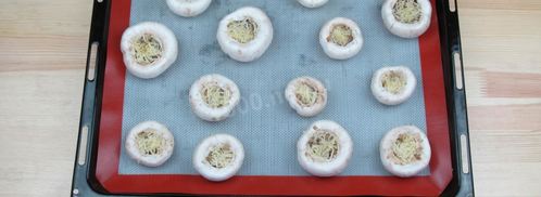 фаршированные перепелиными яйцами грибы. Шаг 3