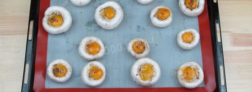 фаршированные перепелиными яйцами грибы. Шаг 4