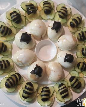 Фаршированные яйца Пчелки