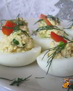 Фаршированные яйца с беконом