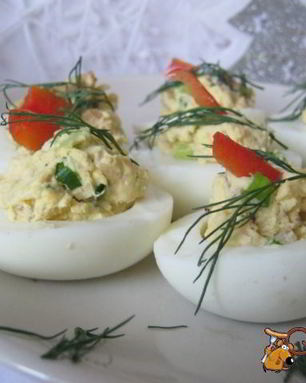 Фаршированные яйца с беконом