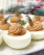 Фаршированные яйца с паштетом из индейки