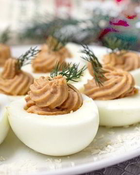 Фаршированные яйца с паштетом из индейки