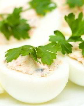Фаршированные яйца с пикантной начинкой