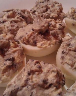 Фаршированные яйца сливочным сыром и черной икрой