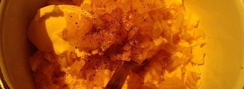 фаршированные яйца сливочным сыром и черной икрой. Шаг 3