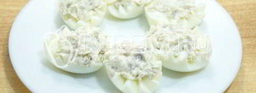 яйца фаршированные сельдью. Шаг 6