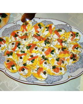 Яйца фаршированные семгой с икорным соусом