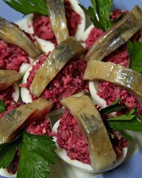 Яйца, фаршированные свеклой с сельдью