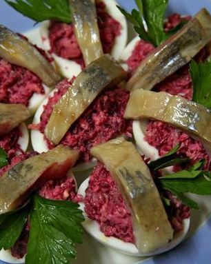 Яйца, фаршированные свеклой с сельдью