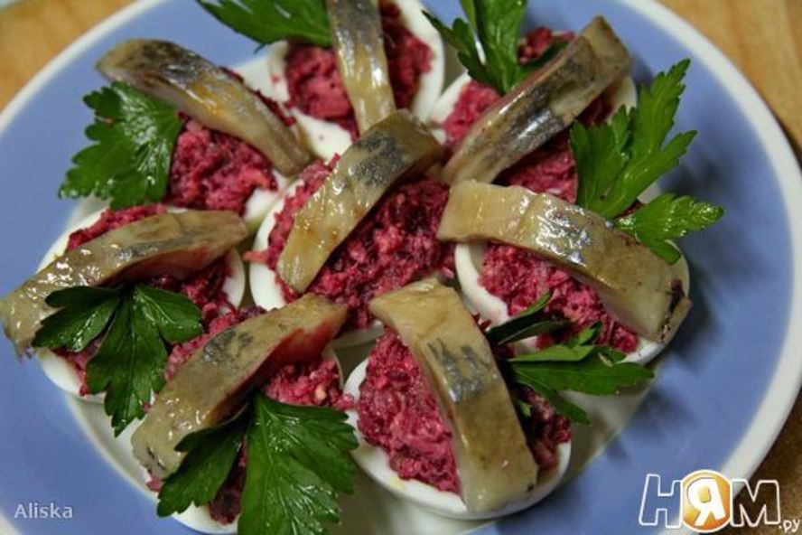 Рецепт яиц, фаршированных свеклой с сельдью