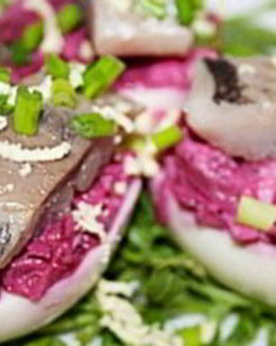Яйца фаршированные свеклой, сыром и сельдью