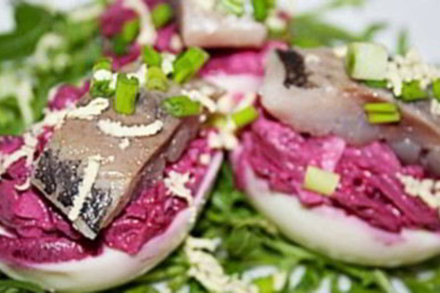 Рецепт яиц фаршированных свеклой, сыром и сельдью