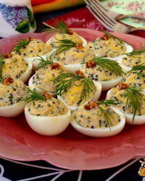 Яйца фаршированные тунцом и икрой из водорослей