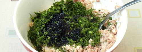 яйца фаршированные тунцом и икрой из водорослей. Шаг 3