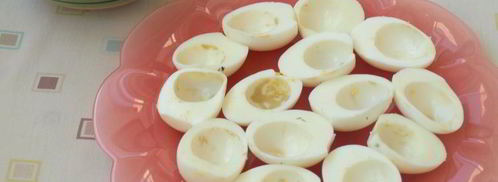 яйца фаршированные тунцом и икрой из водорослей. Шаг 4