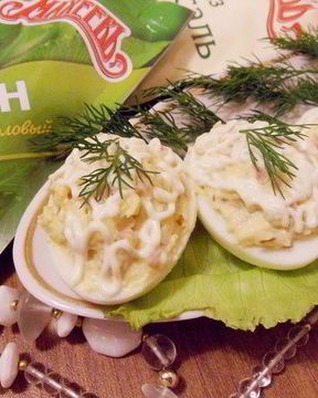 Яйца, фаршированные ветчиной и хреном