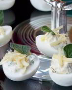 Яйца цесарки, фаршированные сыром и тархуном