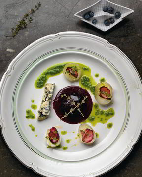 Голубой сыр с луком и черничным соусом