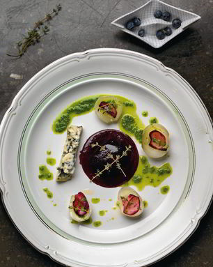 Голубой сыр с луком и черничным соусом