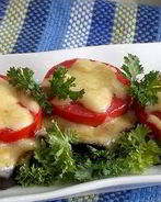 Горячая закуска из баклажанов и помидоров под сыром