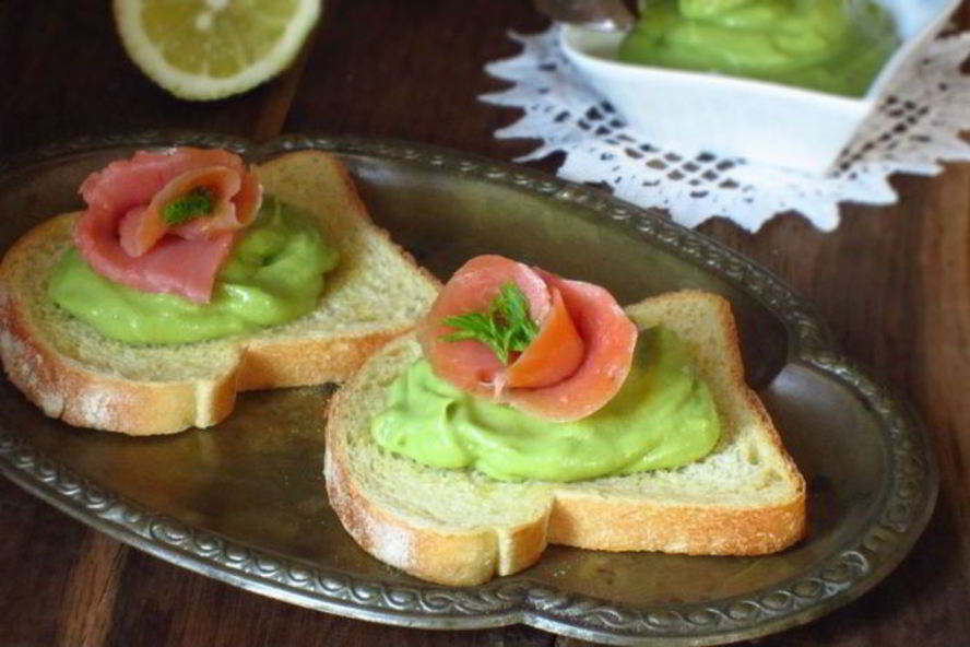 Рецепт чесночных гренков с муссом из авокадо и лососем