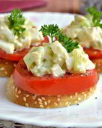 Чесночные гренки с помидорами и яично-огуречным салатом