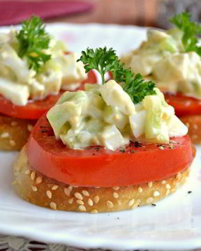 Чесночные гренки с помидорами и яично-огуречным салатом