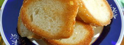 чесночные гренки с помидорами и яично-огуречным салатом. Шаг 3