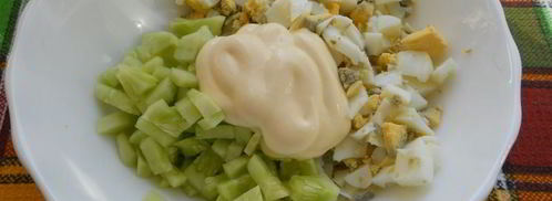 чесночные гренки с помидорами и яично-огуречным салатом. Шаг 4