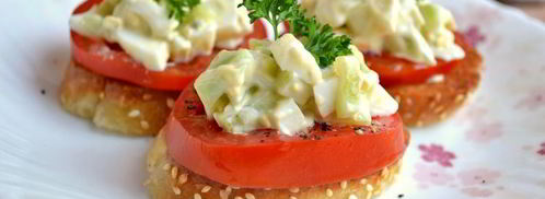 чесночные гренки с помидорами и яично-огуречным салатом. Шаг 7