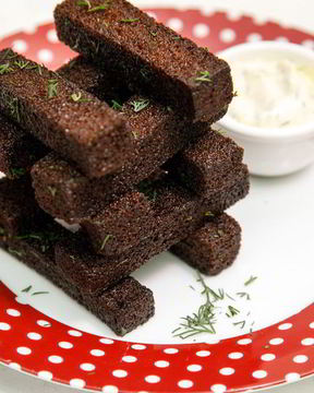 Чесночные гренки с соусом