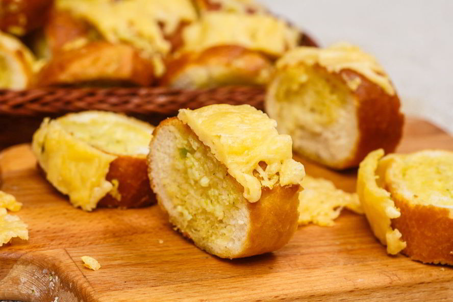 Рецепт чесночных гренков с сыром