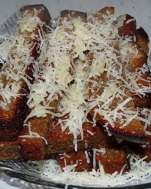 Гренки из черного хлеба с сыром и чесноком