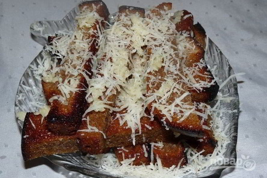 Рецепт гренков из черного хлеба с сыром и чесноком