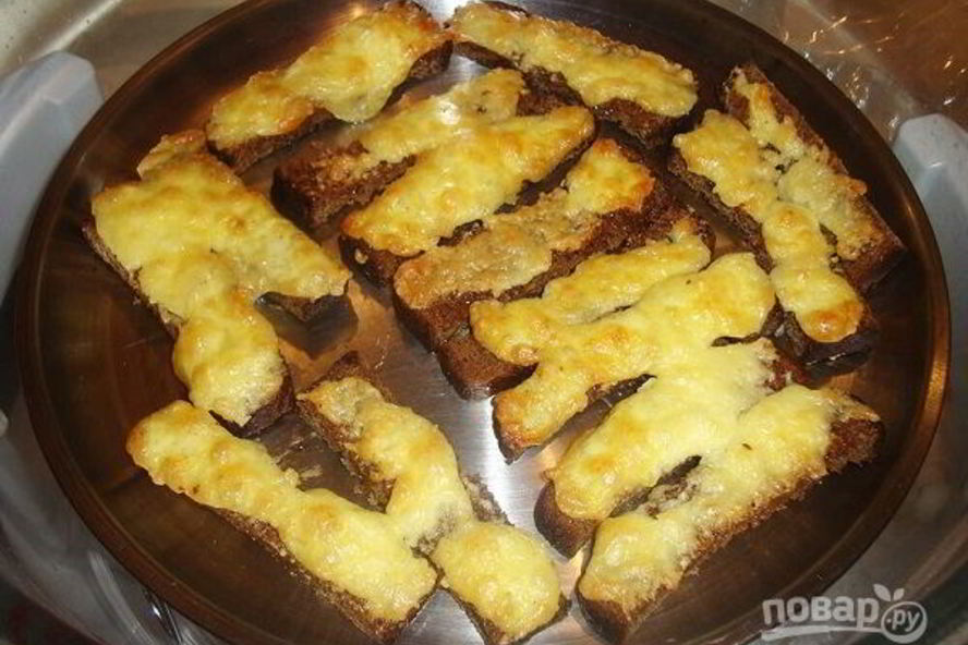 Рецепт гренков из черного хлеба с сыром