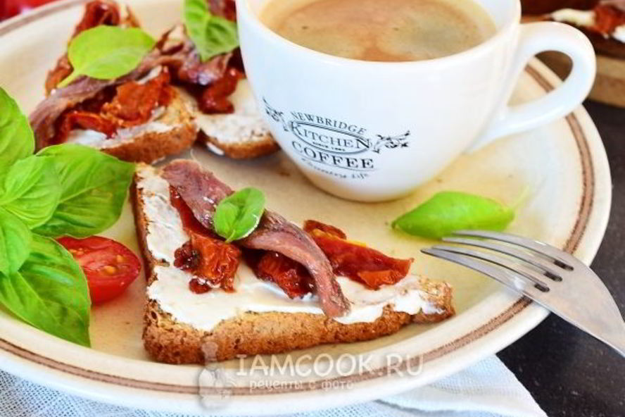 Рецепт гренков с анчоусами, вялеными томатами и сливочным сыром