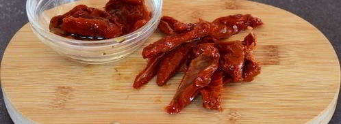 гренки с анчоусами, вялеными томатами и сливочным сыром. Шаг 7