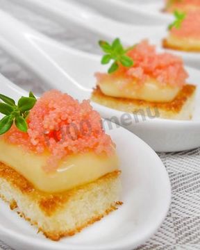 Гренки с красной икрой мойвы