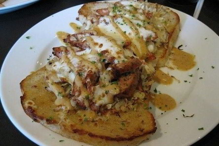 Рецепт гренков с курицей и сыром