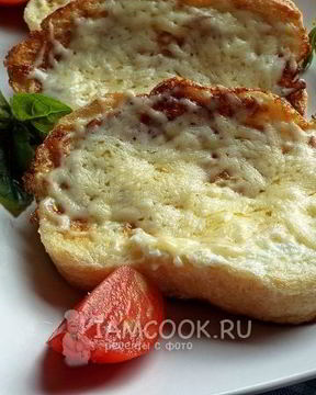 Гренки с сыром и яйцом на сковороде