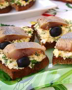 Гренки с яйцом и селедкой