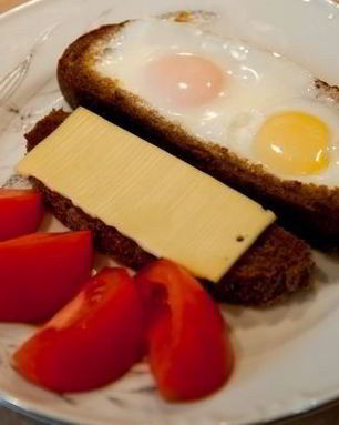 Гренки с яйцом и сыром