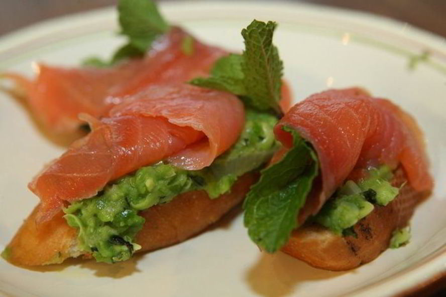 Рецепт гренков с зеленым горошком, семгой и мятой