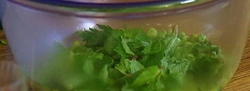 гренки с зеленым горошком, семгой и мятой. Шаг 8