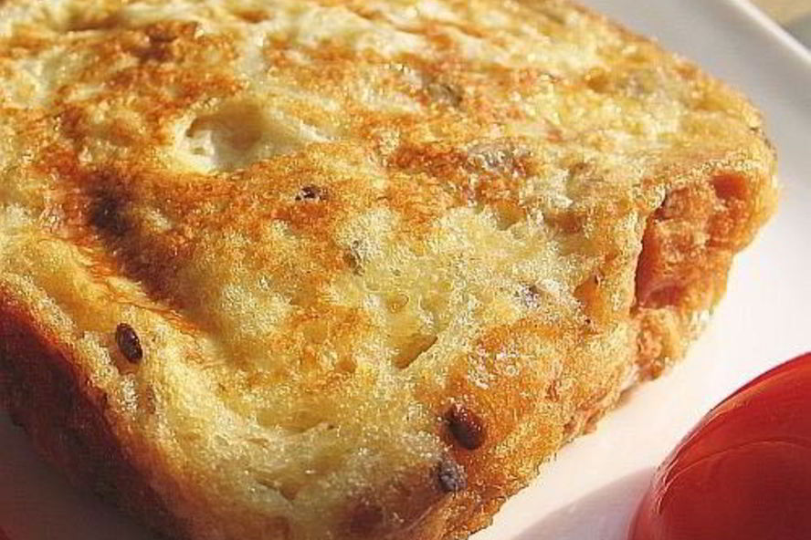 Рецепт гренков в омлете с сыром