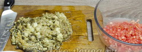 икра из баклажанов со свежими помидорами. Шаг 10