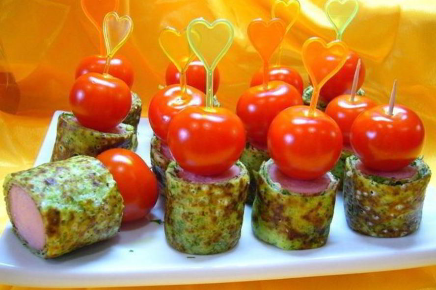 Рецепт канапе из блинчиков с сосисками и помидорками черри